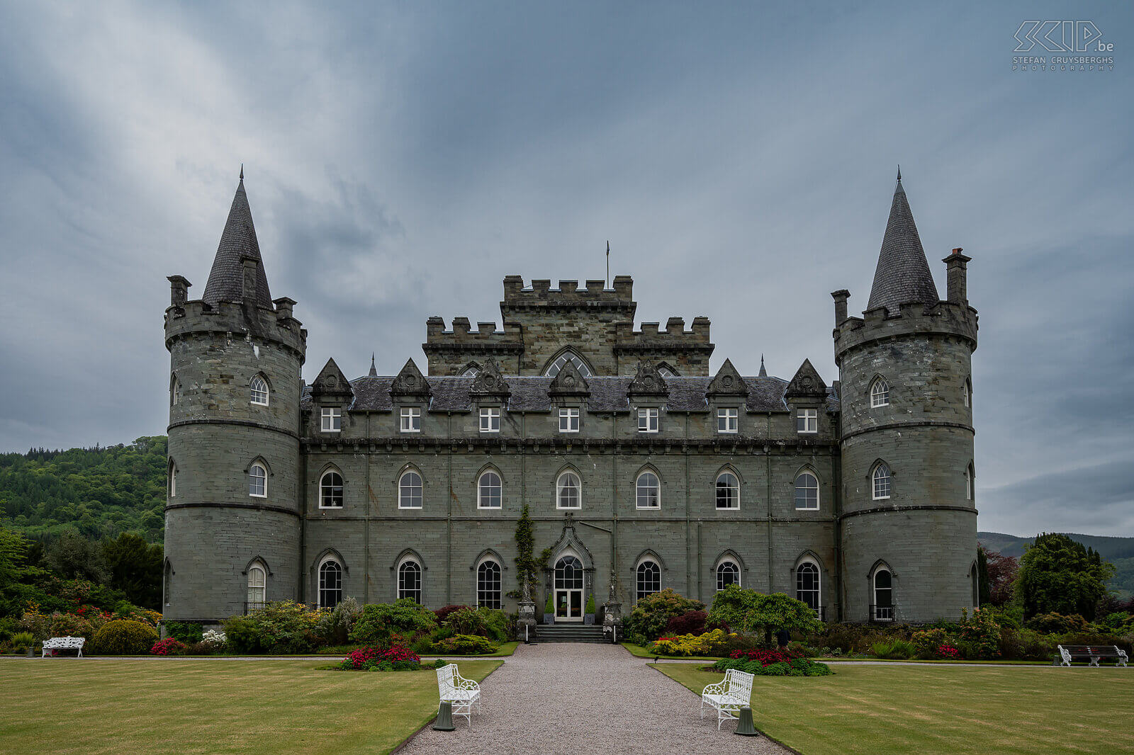 Inveraray - Inveraray Castle The town of Inveraray is located on the west coast of Loch Fyne. The town is truly in a picturesque location on the lake. The main attraction is the beautiful Inveraray Castle. This neo-Gothic castle dates from 1746 and has a very beautiful interior, large landscaped garden and a large collection of Scottish weaponry. Stefan Cruysberghs